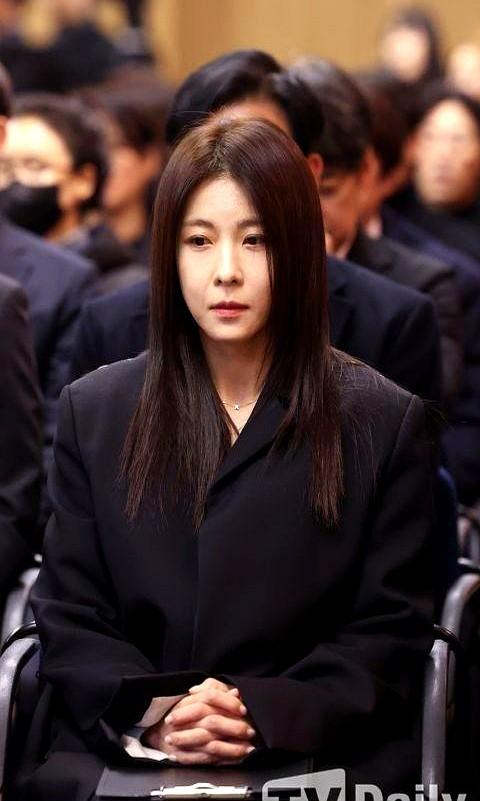 丁一宇在灵堂泣不成声，让人看着心碎。11月25日，91岁的“国民爷爷”李顺载