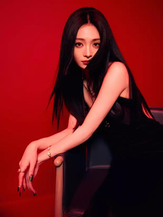 周洁琼身穿黑色吊带裙，自信张扬。​​​