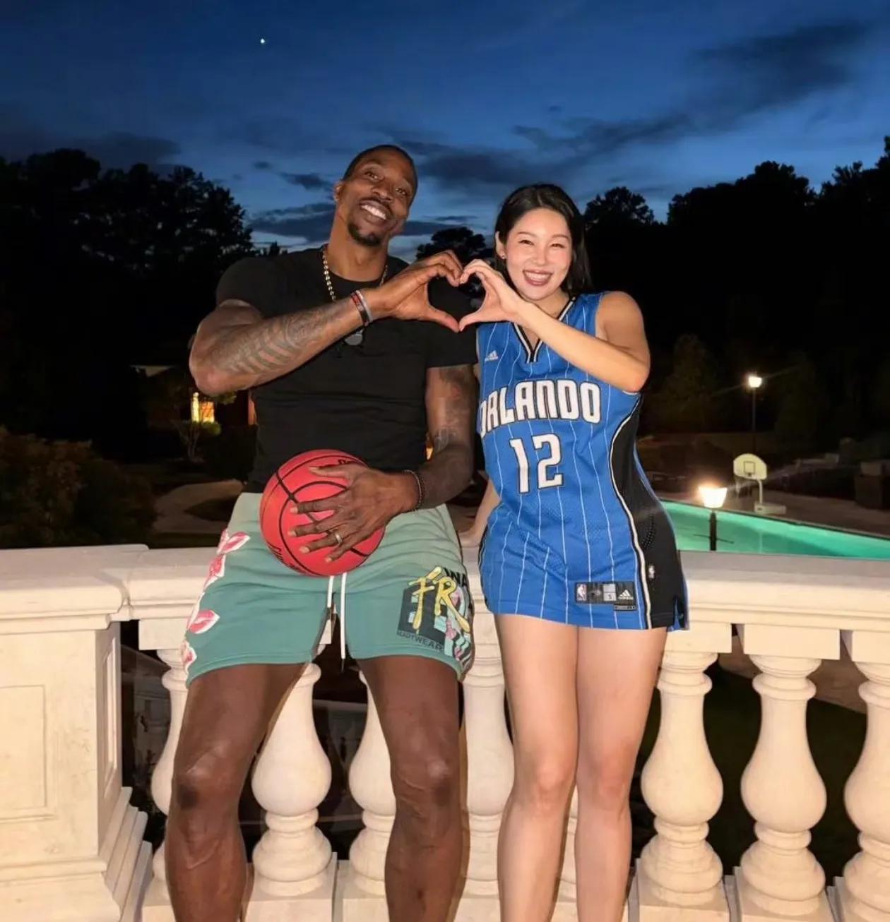 玩得开心！霍华德邀请韩国女网红家中做客！前NBA球星霍华德邀请韩国女网红去自