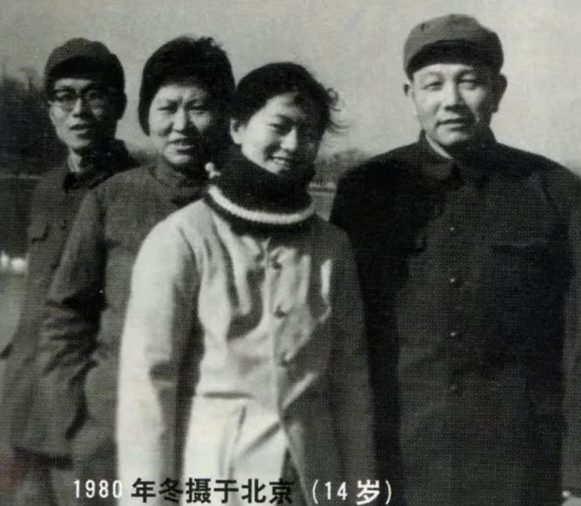 央视主持人鞠萍的家人现状其父母慈祥和蔼，其父亲在京西宾馆的餐厅部工作，其母亲