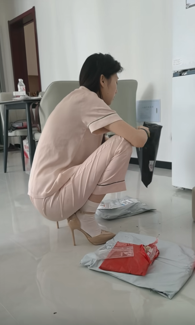 刚买的鞋子，一转眼就穿上了。