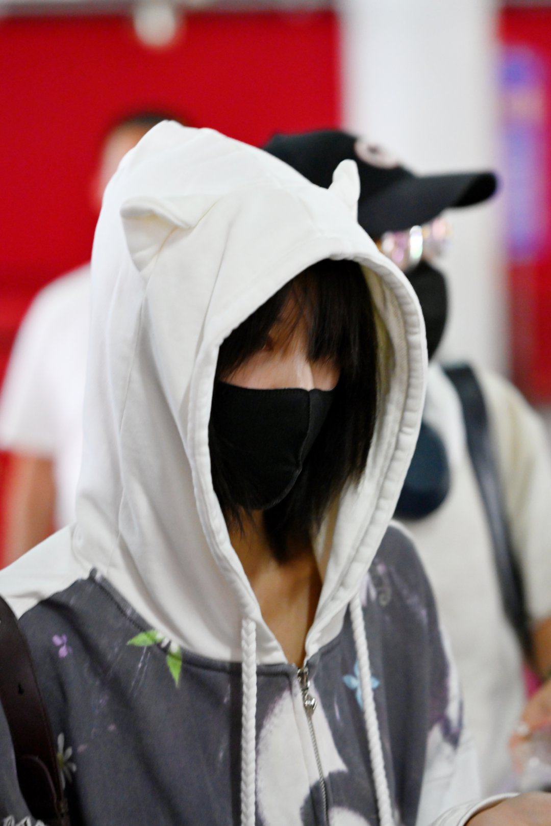 #黄灿灿##黄灿灿想你的我像一只猫#第一次接机，我确定了，站姐真不是一般人能做的[笑着哭][笑着哭]