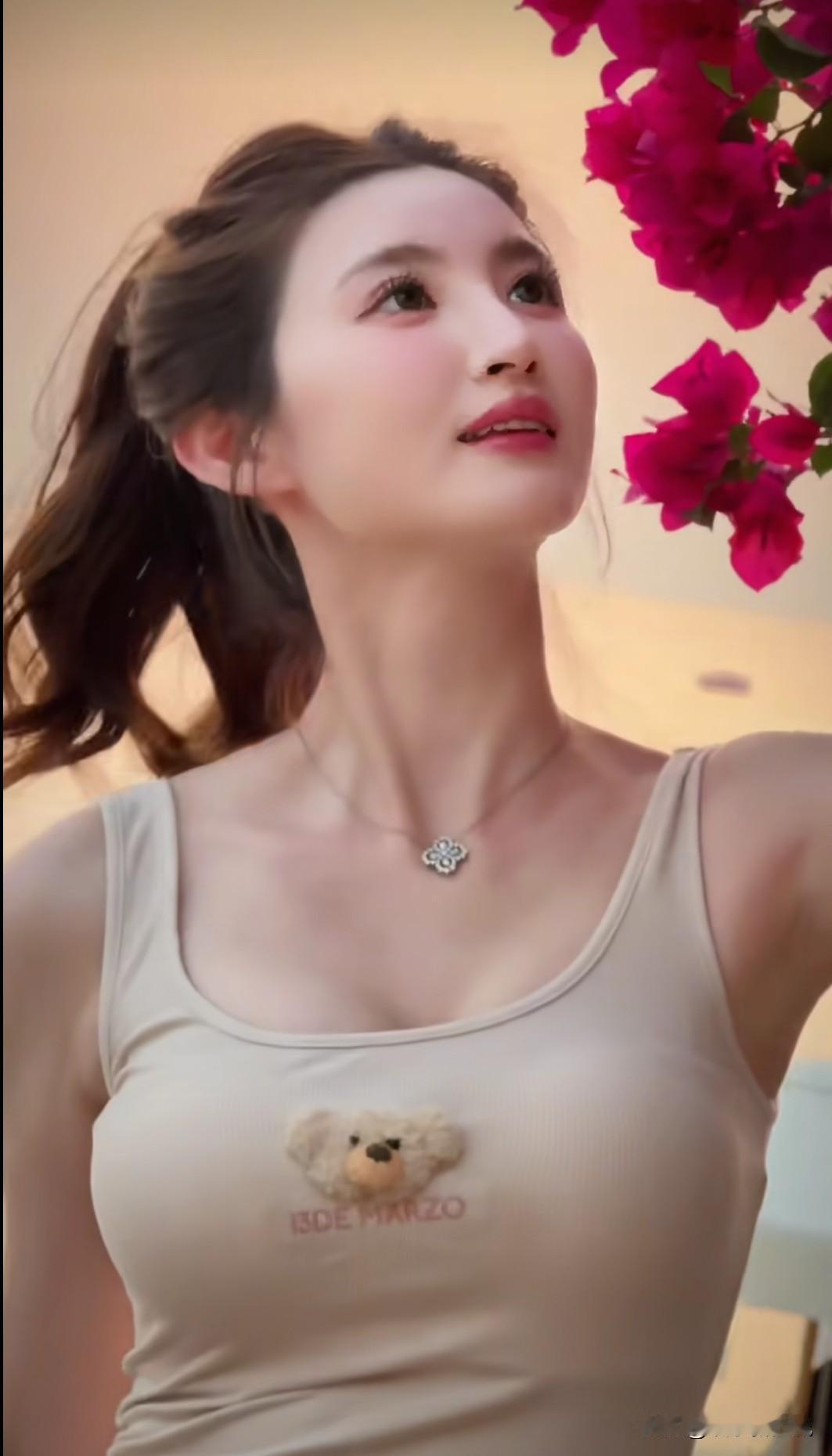 车模杨钦淇，最近一段个人写真在网络引起粉丝们热评，造型十分阳光，背心加牛仔裤穿搭