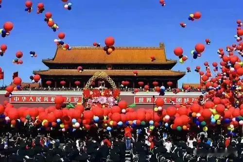 半天的牛马生活结束了，打开手机看到消息，在不久就要到来的9月3日，天安门广场将要