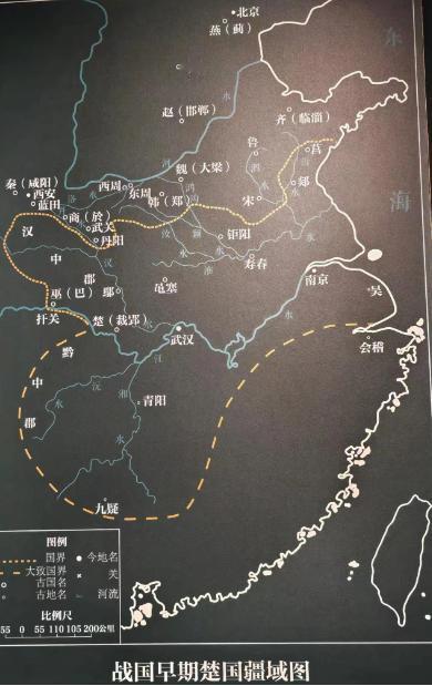 战国早期楚国已是雄踞南方的大国，此时其核心统治区位于江汉平原，国都裁郢（今荆州一