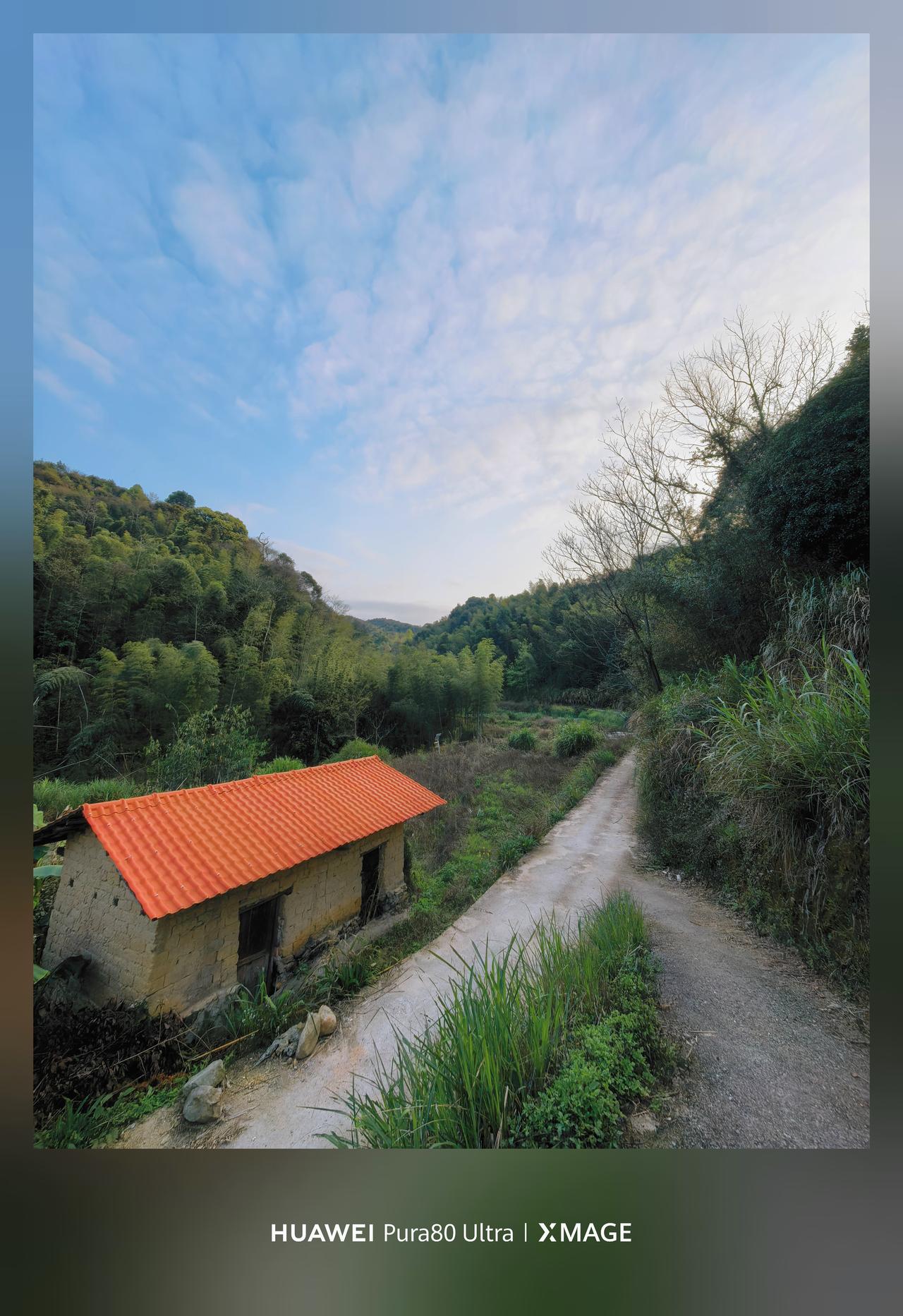 华为Pura80Ultra的镜头像一把能解开山野密码的钥匙——当它对准郊外的蓝