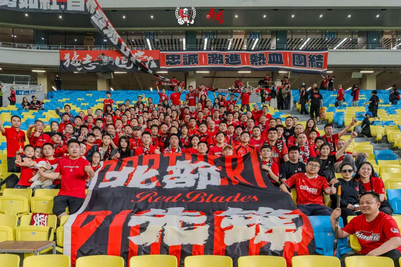 41352，离历史最高就差一点！成都蓉城对阵青岛西海岸的比赛，凤凰山现场涌入了