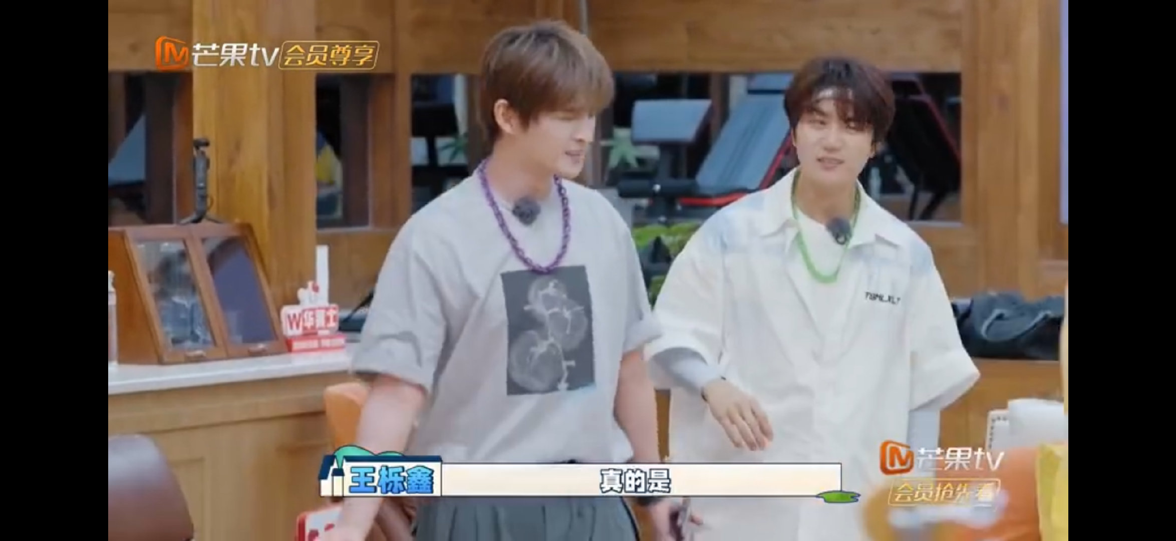 张远梗还得张远自己玩才好笑快乐老友记晃了好几圈，张远突然撒手，玩具小人稳稳落地，