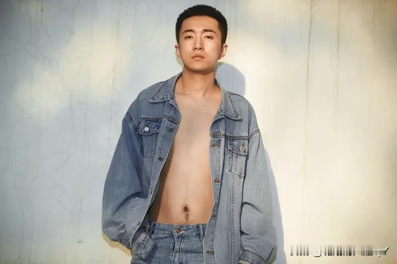 有个女子听闻单位里有位大哥，给孩子起名字那叫一个有内涵。于是，她赶忙找到这位大