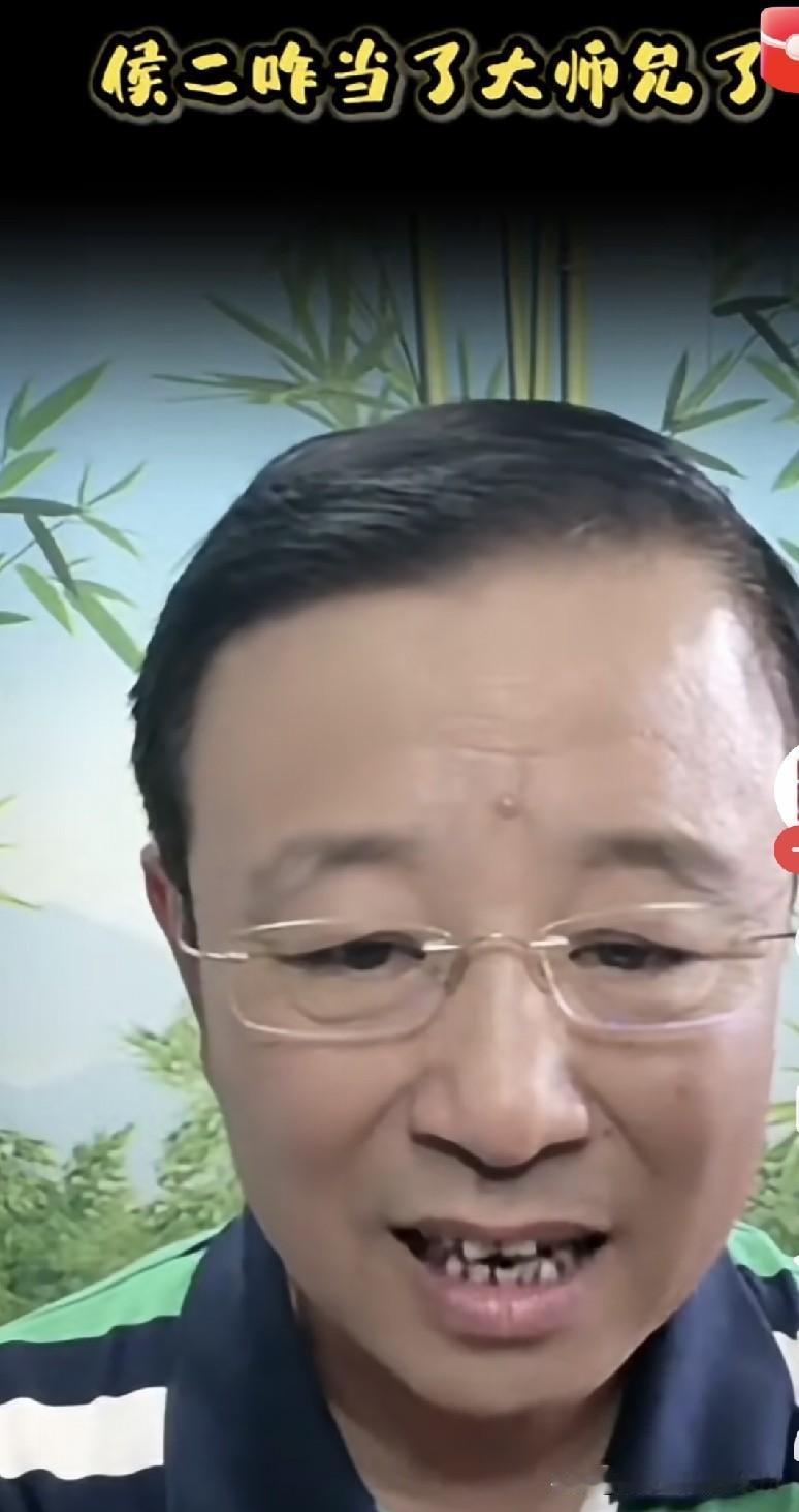 早前有人问郭德纲大师哥贾伦，侯耀华侯二怎么成了大师哥？越级当上常门大弟子这事儿到