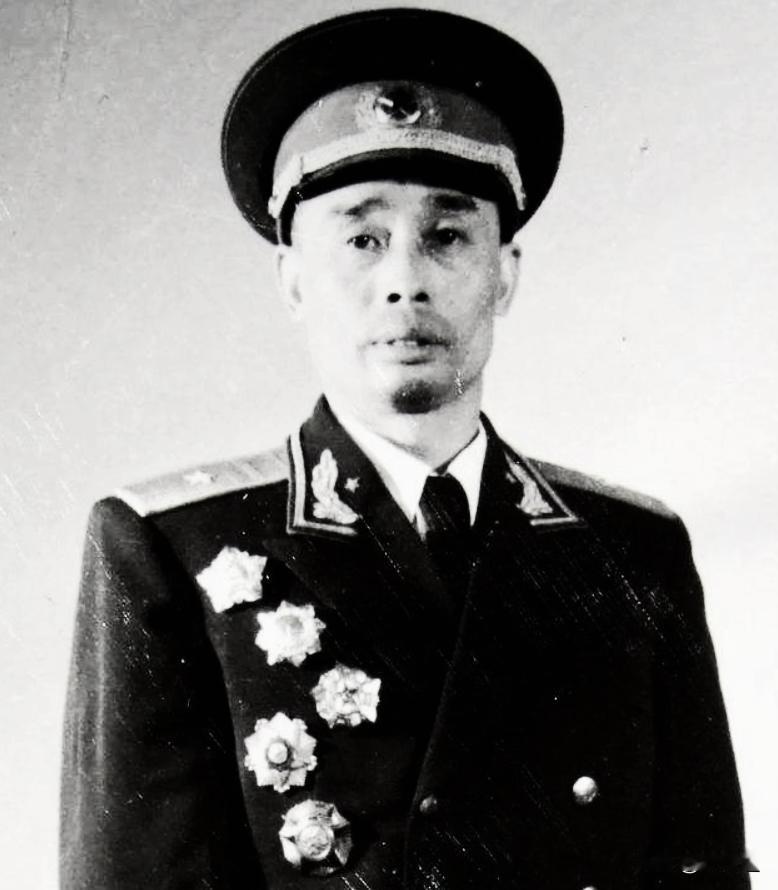 50年。严庆堤政委和警卫员在堂嫂家吃饭。刚吃了一会。堂嫂走了过来。堂嫂说：你今天