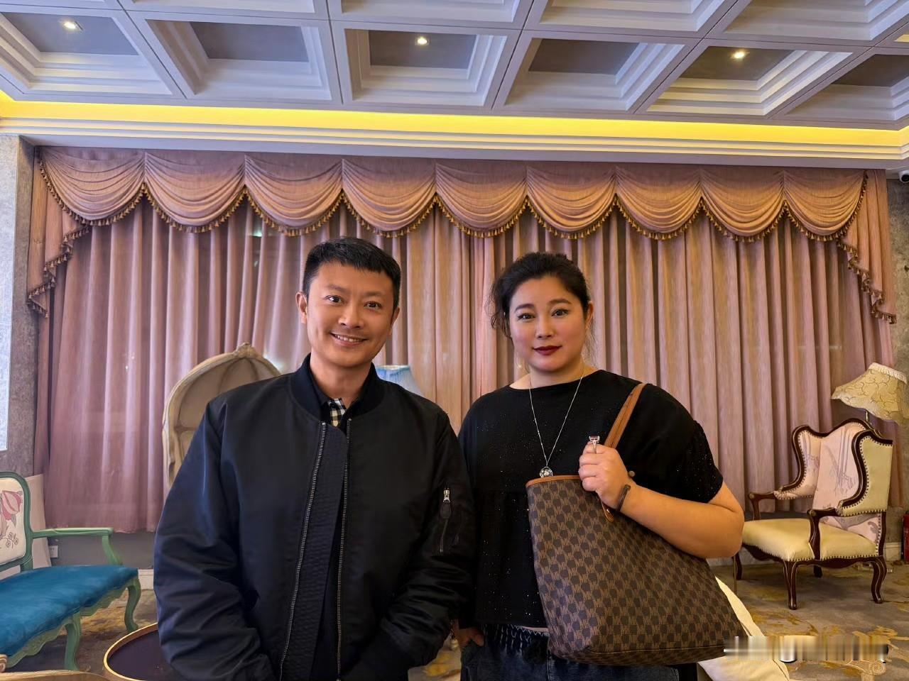 印小天晒与于娜的合影，岩女郎于娜变化好大好大，简直让人认不出。于娜以前那么高瘦，