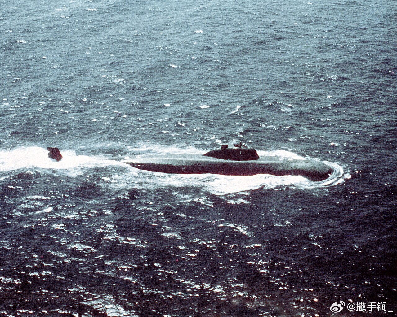 冷战老照片：1984年3月21日，苏联海军K-314号攻击核潜艇在日本海意外撞上