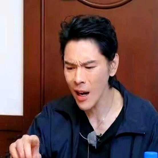 向佐在节目里把实话全撂了，大家才发现以前真低估了这个豪门少爷他原名其实叫向展平，改名时特意让弟弟先选