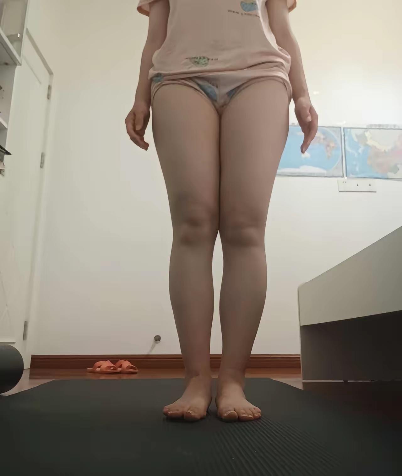 女生：腿粗怎么办？[呲牙笑]男生思维！第一步，穿丝袜，立马紧绷，瞬间苗条。特别是