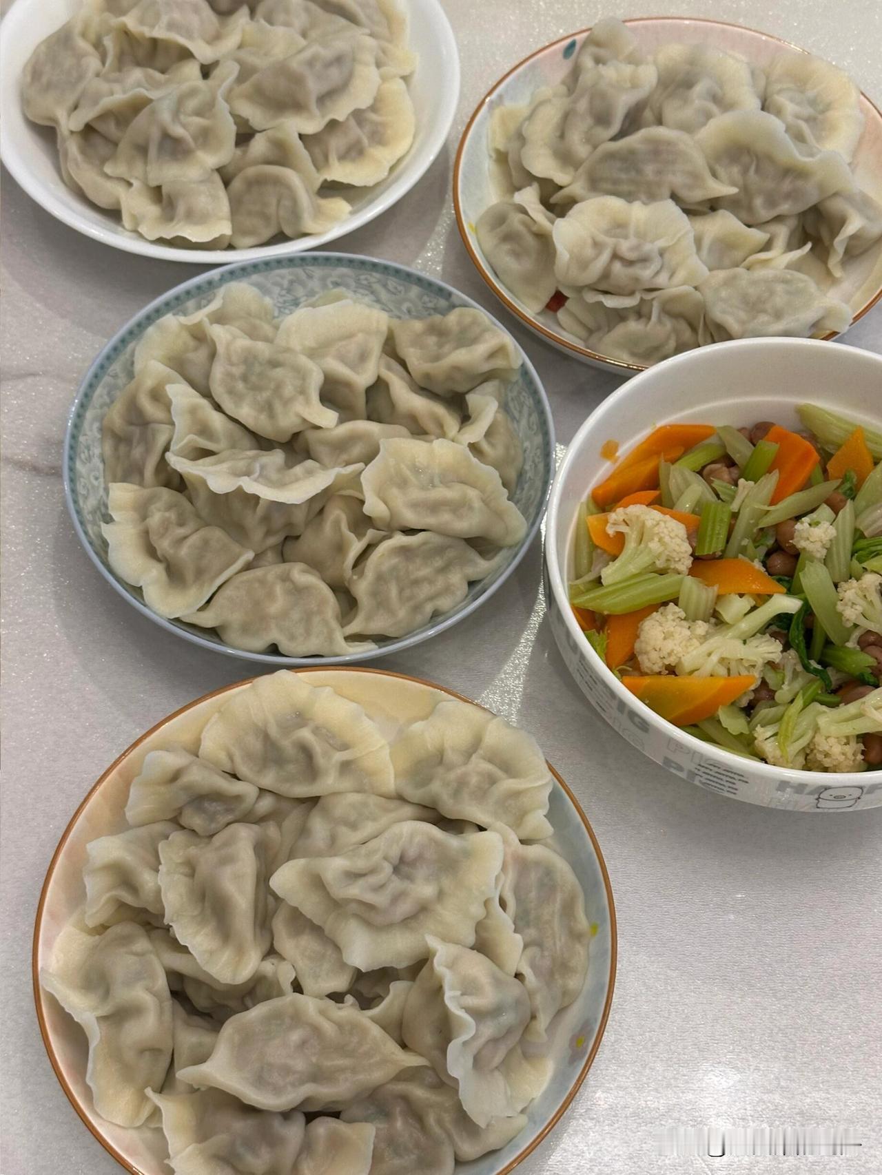 妈妈包的饺子是世界上最好吃的饺子没什么特殊的日子想吃饺子就包！好好吃，妈妈
