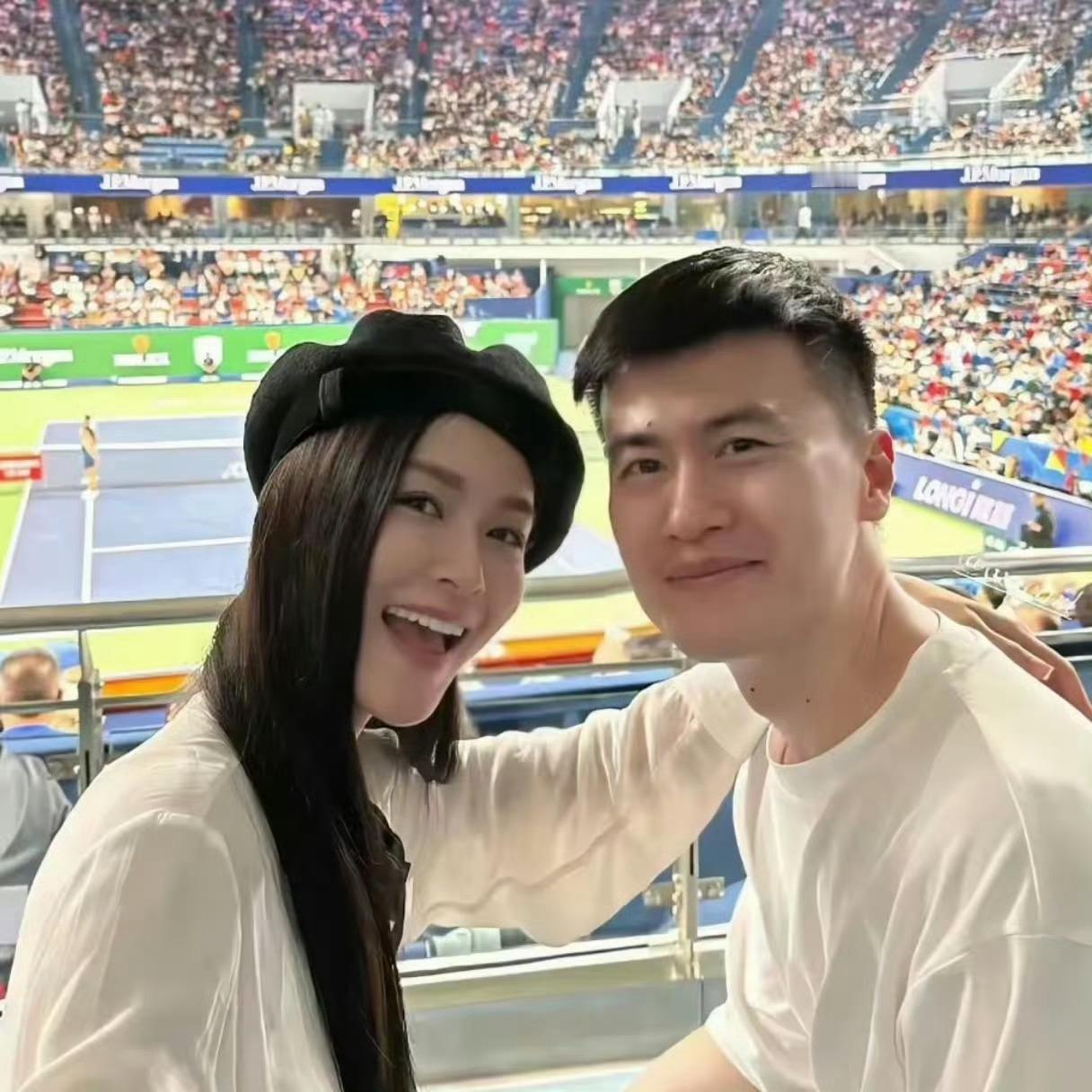 文咏珊真的好福气，找的老公不仅超帅还很有钱，最重要的是结婚多年把她养得跟小姑娘一