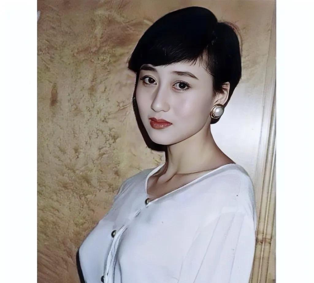 1992年，利智照片。论长相真说不上有多惊艳，不知当年为啥那么多人被她所迷倒，也