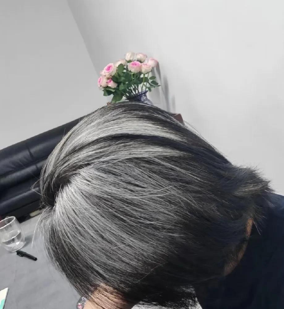十个月没染发，头顶和两鬓几乎全白了。平时出门总戴着帽子，像是藏着一个秘密，又像是