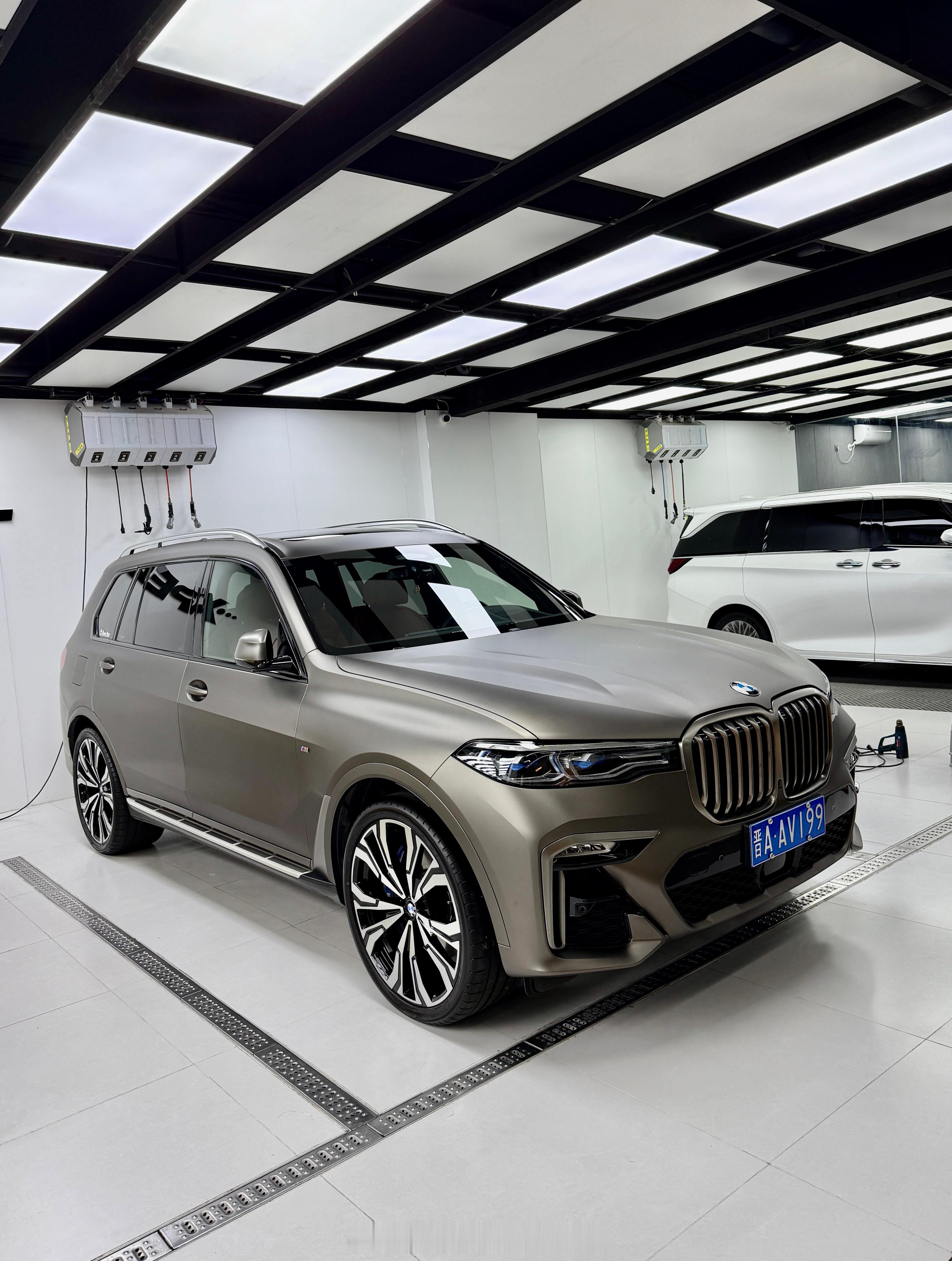 宝马X7M超哑曜石灰