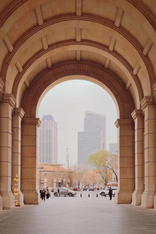 天津这地儿，妥妥的旅游打卡宝藏之地！作为四大直辖市之一，它是一座古今韵味交融的魅