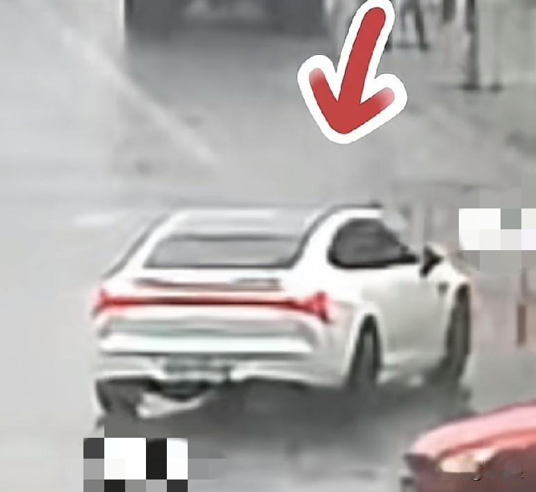 近日，浙江义乌，暴雨突至，祖孙二人受困蹲在路边，仅撑着一把小伞避雨，这时一辆白车
