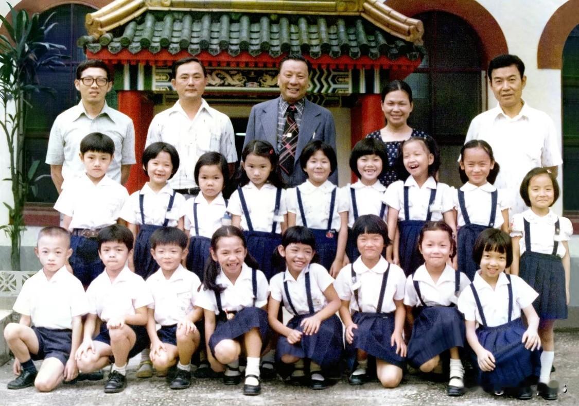 中国台湾省台北市士林国小的老照片，拍摄于1977年。当时的一年级模范生合影，抓拍