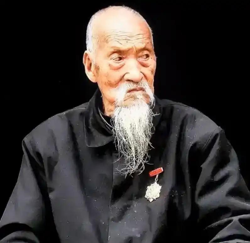 太行山绝壁上，他被14个日军围死。枪口对准后脑勺的那一刻，司凤梧没有跪下——反手
