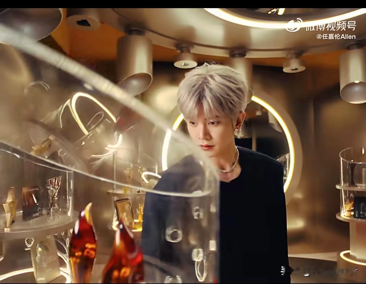 我的天啦！任嘉伦最新vlog直接鲨疯❗❗❗银白发色搭配