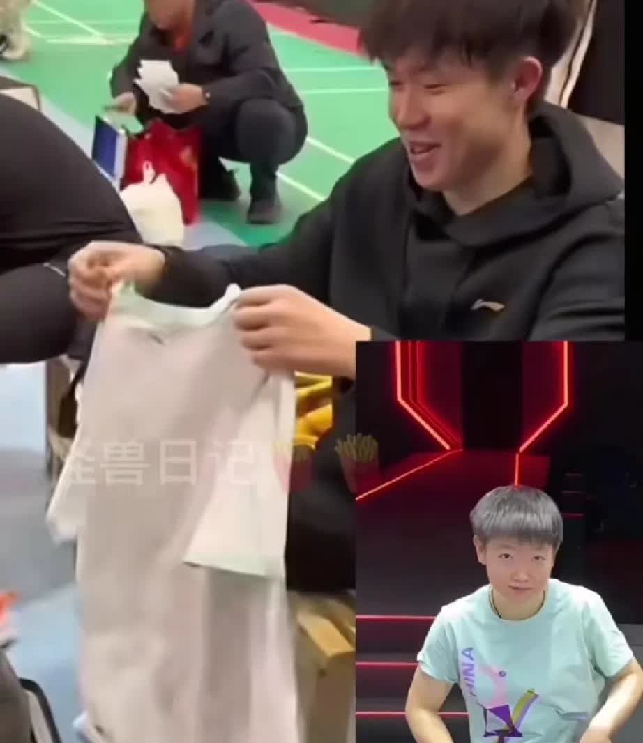 王楚钦老是喜欢叠小一码的衣服是众所周知的事。这次又拿了一件灰白色的短袖出来叠了他