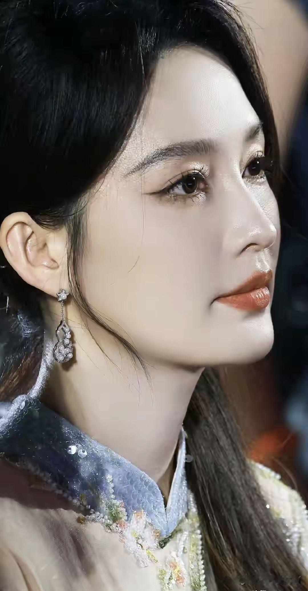 她好美啊，是那种精致美人，感觉以前她的颜值比严重低估了的，你看这样的颜值一点也不