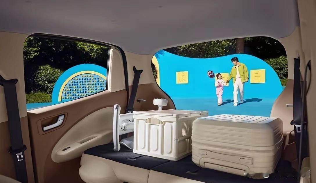 宏光MINIEV堪称微型代步车的天花板，3.58万起的售价，让刚步入社会的年轻人