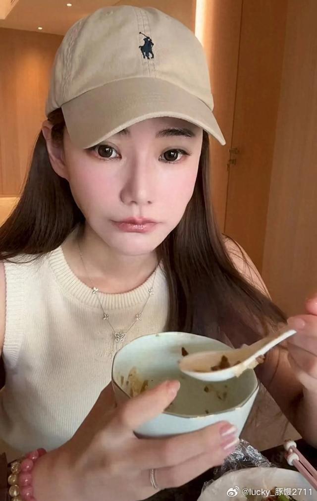 68岁张兰给儿媳盛豆腐羹，嘴上说心急吃不了热豆腐，手却端着半天不给，马筱梅伸手接了个空，网友盯着这一