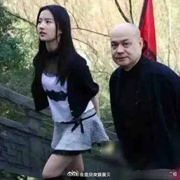 刘亦菲和黄晓明陪着的这位是谁啊，居然可以在中间并排走，令人好奇