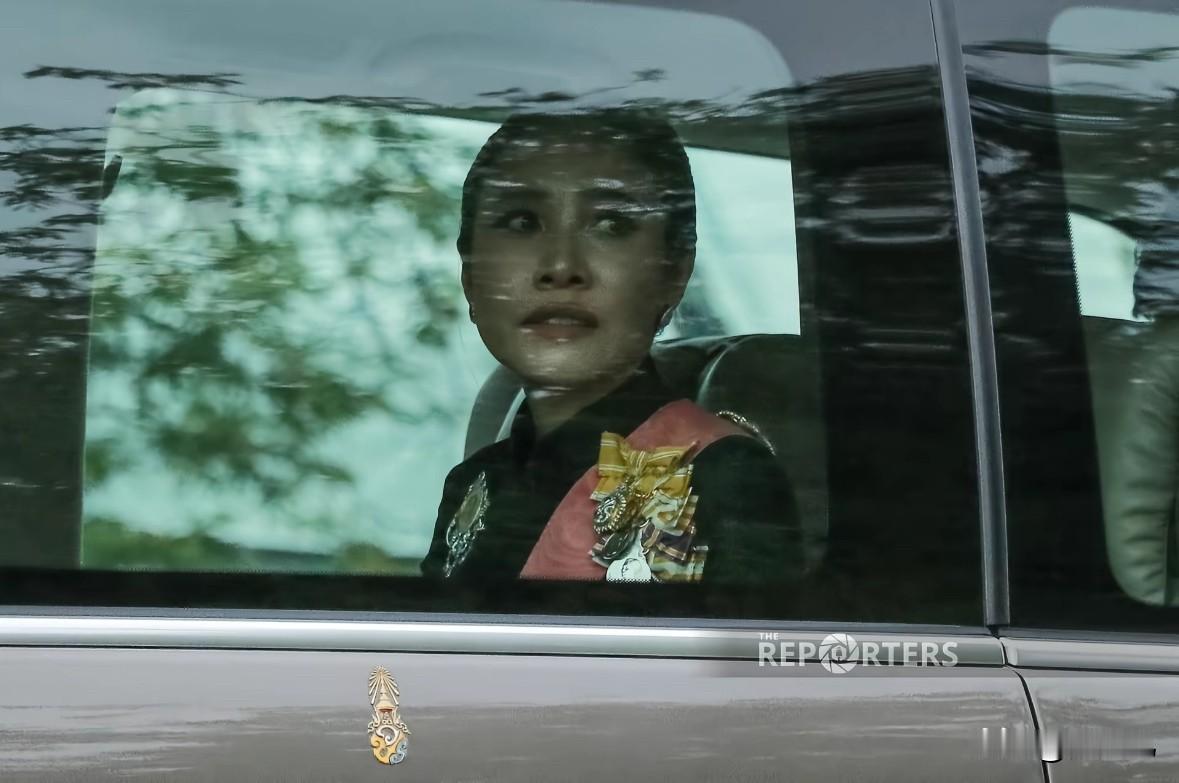 诗妮娜贵妃回国了!参加诗丽吉太后的葬礼诗妮娜常年定居德国,如今诗丽吉过世,泰王