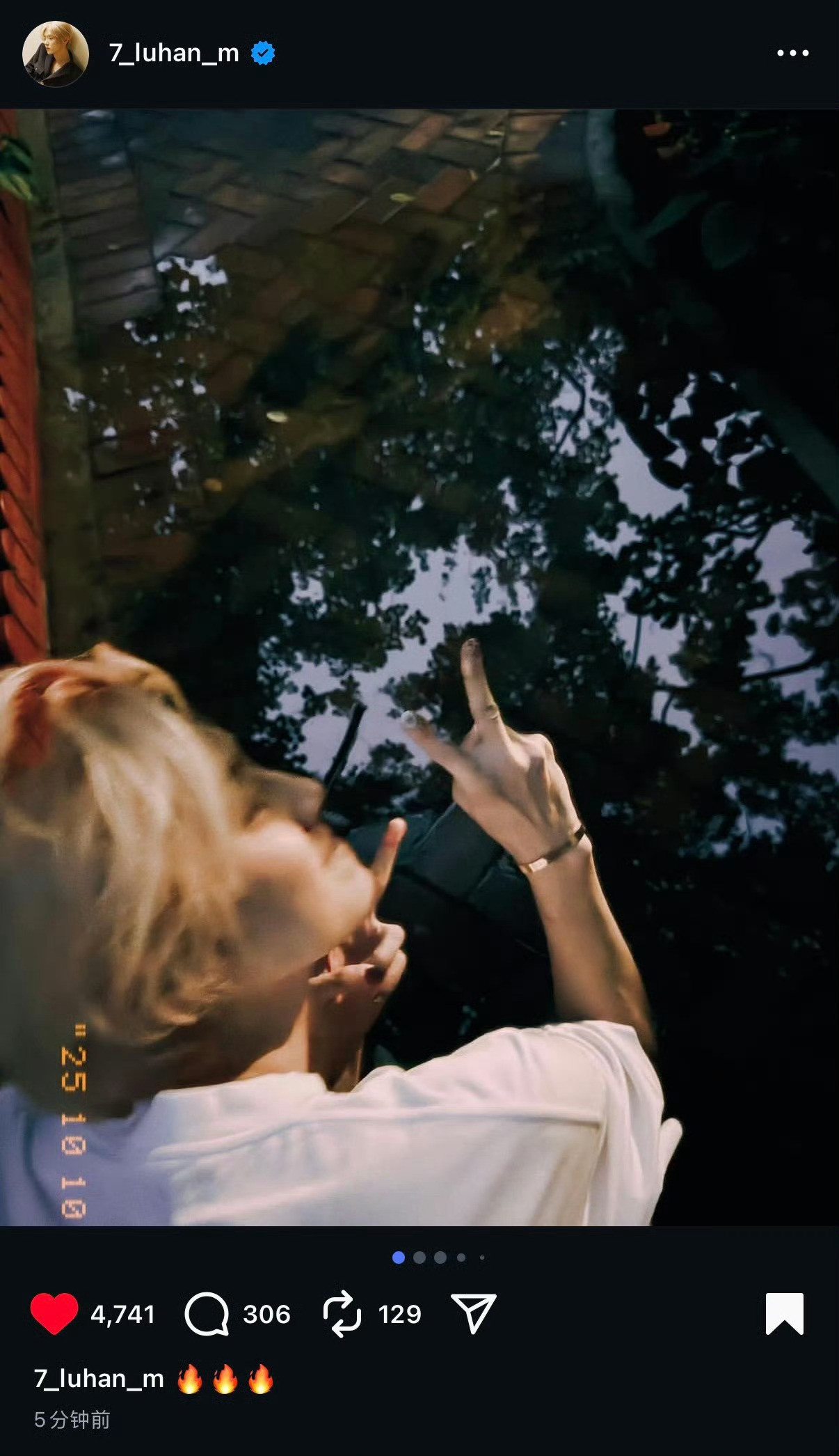 鹿晗眼睛都眯起来了这不下手不太合适吧？梦女就这样[捂眼睛][捂眼睛][捂眼睛]​​​