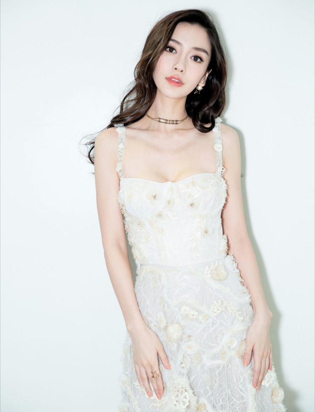 angelababy🐰杨颖层叠蕾丝缠绕温柔，白花落于裙摆长发轻扬，