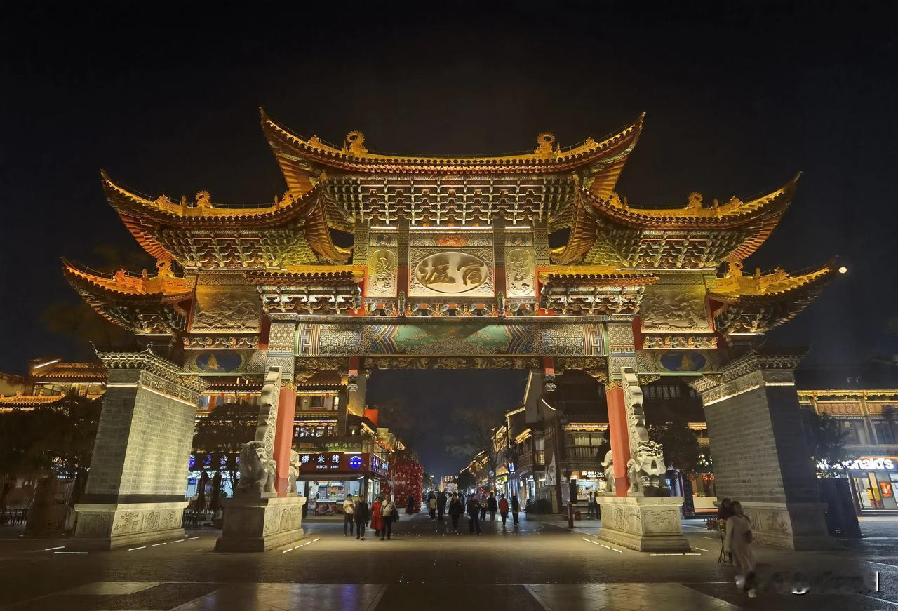 夜色降临，漫步官渡古镇，灯光照射下金刚塔显得如此壮观，走进特色美食街看到傣族风味