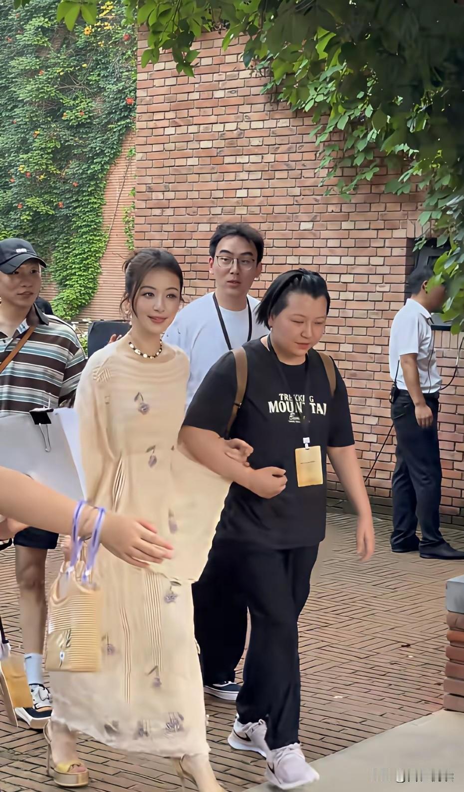 看到天王嫂方媛的路透图网传是去北京参加一个商演先不论她本人长得怎么样