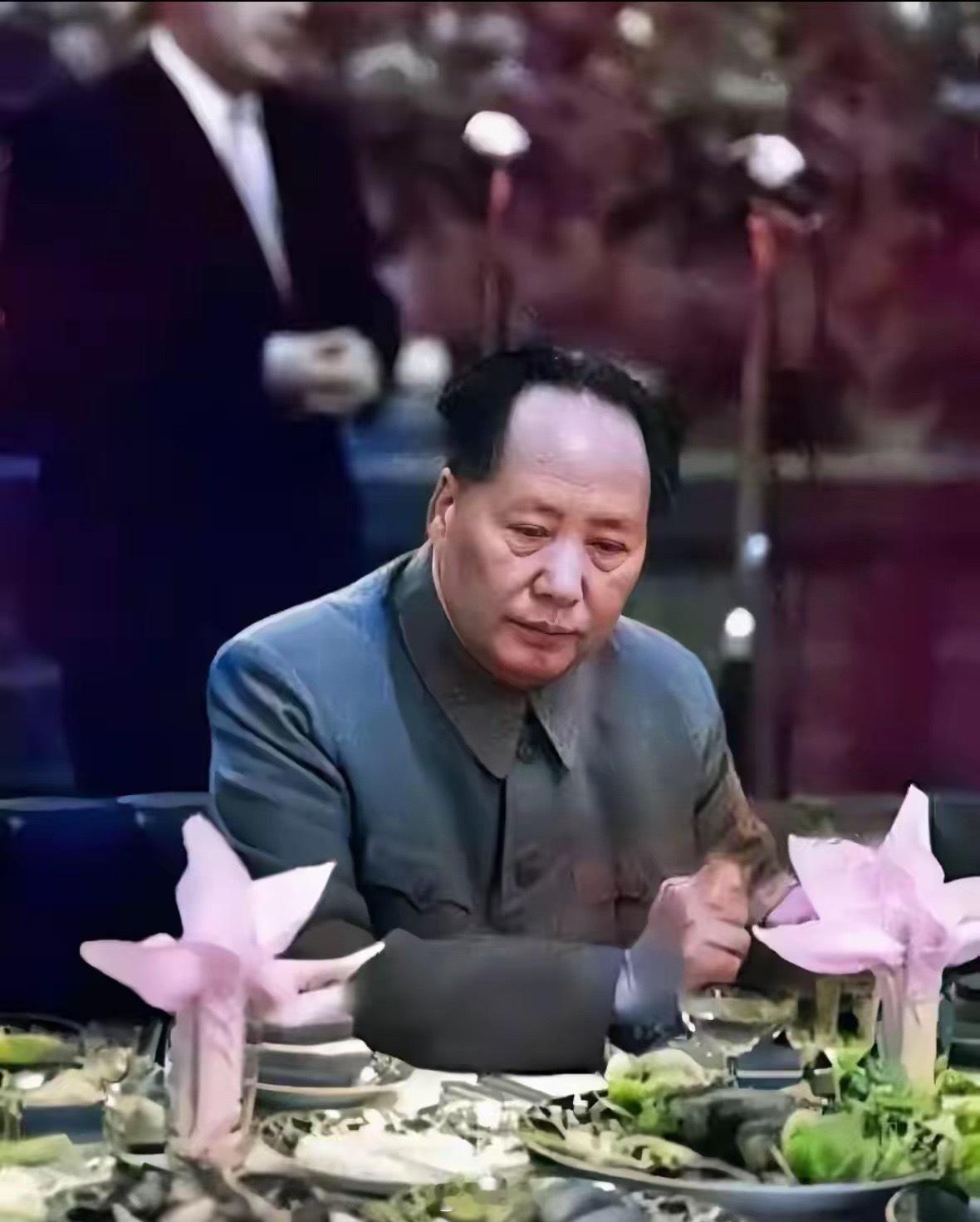 毛主席的这张照片，把我感动哭了。建国后不久，毛主席带队到苏联访问，回来后途经哈尔