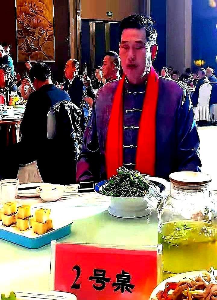 15万唱三首歌，饭局开始，他被请到了二号桌。一号桌，觥筹交错，全是老板和领