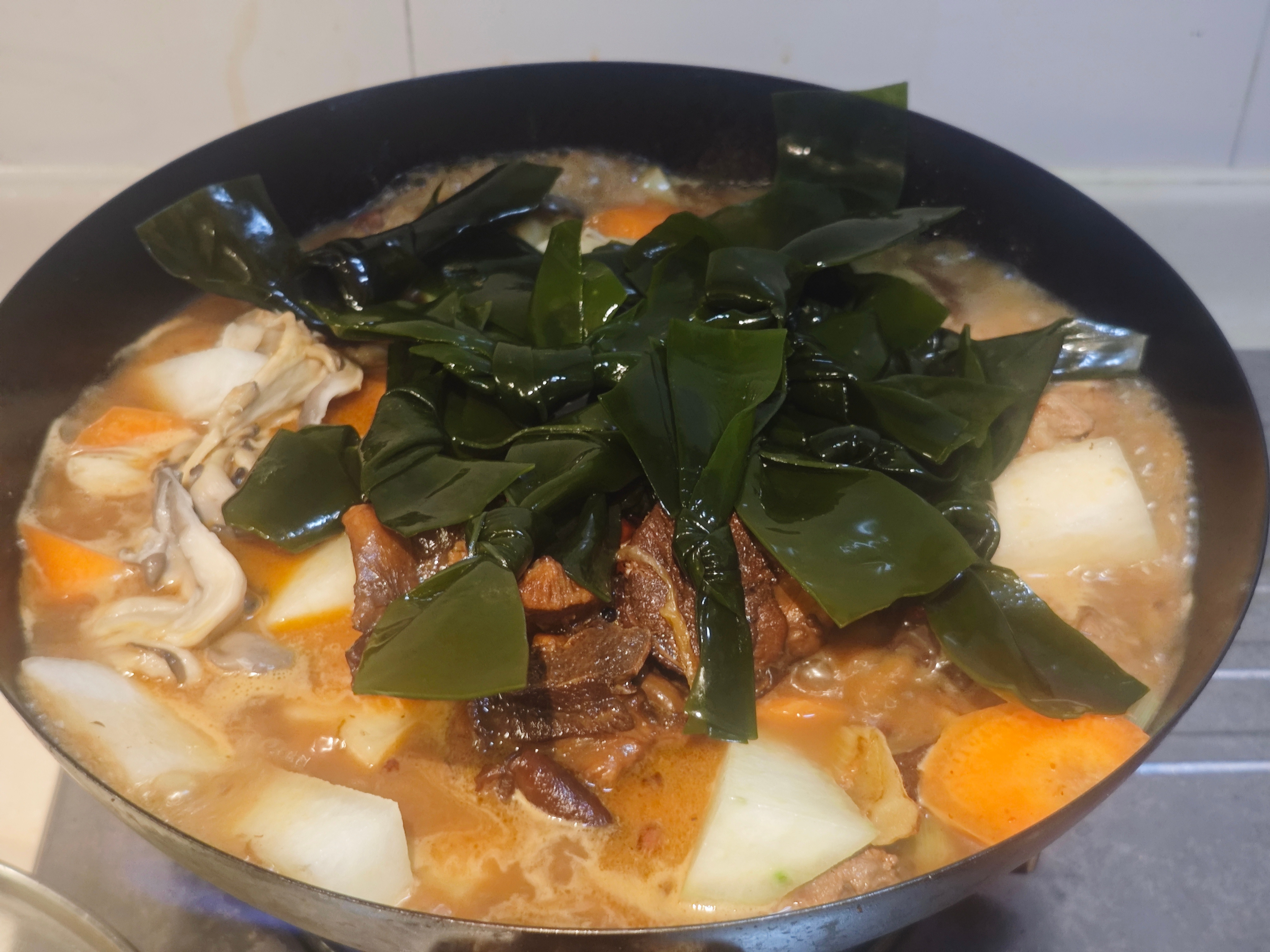 清华北大的鹅腿阿姨为什么能火？23年冬天，一个卖了十几年小吃的阿姨突然火了。她原
