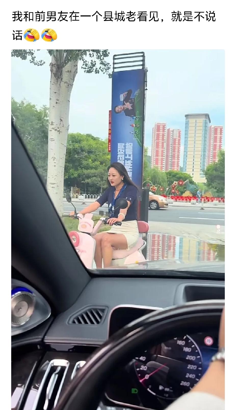 广告牌子上的是你男朋友吗？[抠鼻]