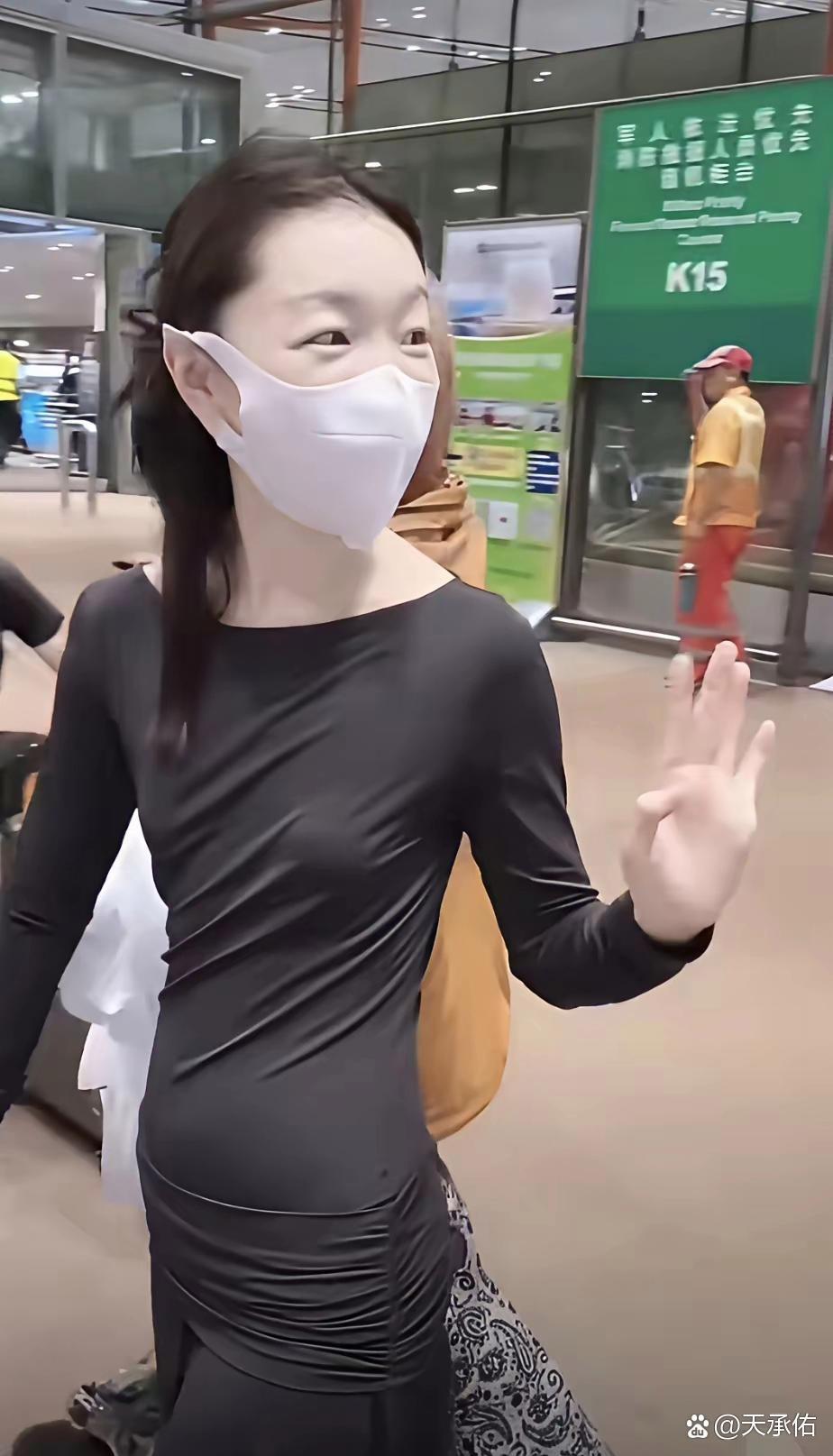 气质女神周冬雨，薄薄一片，太瘦了些。