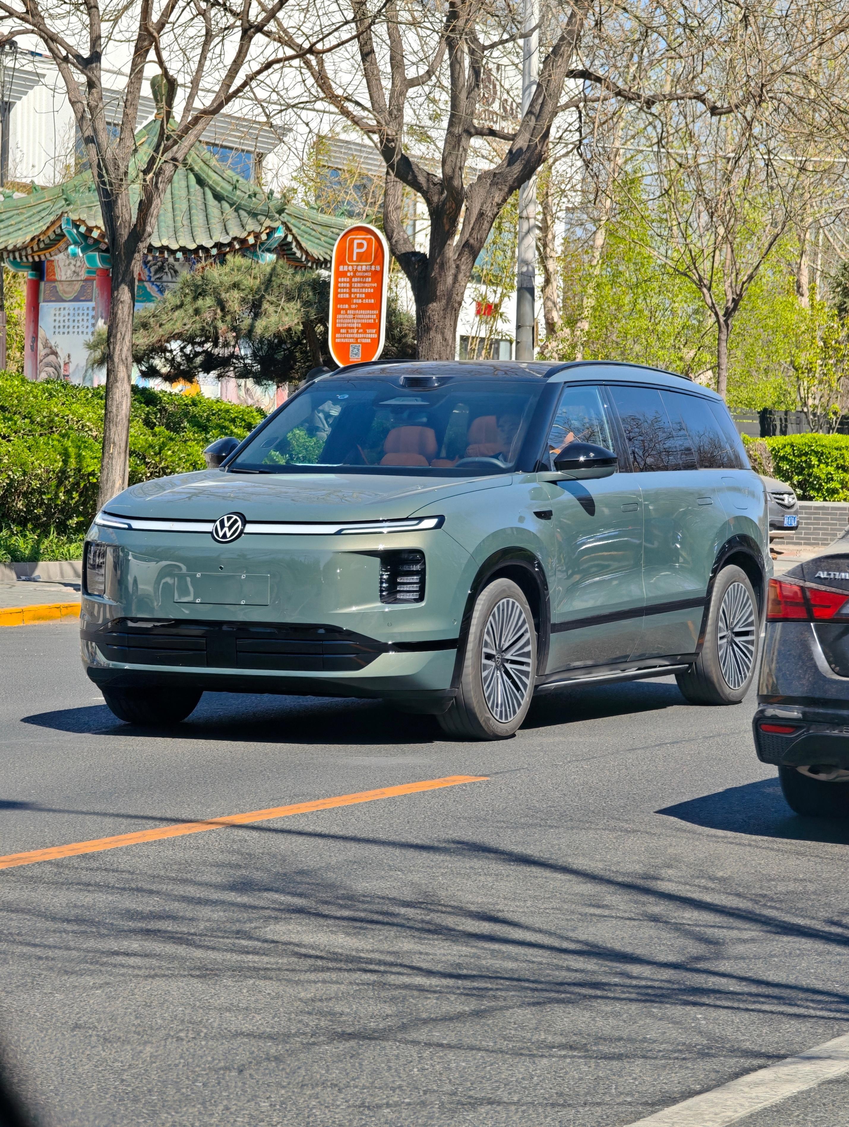 路遇大众ID.9X非常简洁干净，而且还是大众一贯中庸的风格，老少皆宜我觉得这车应