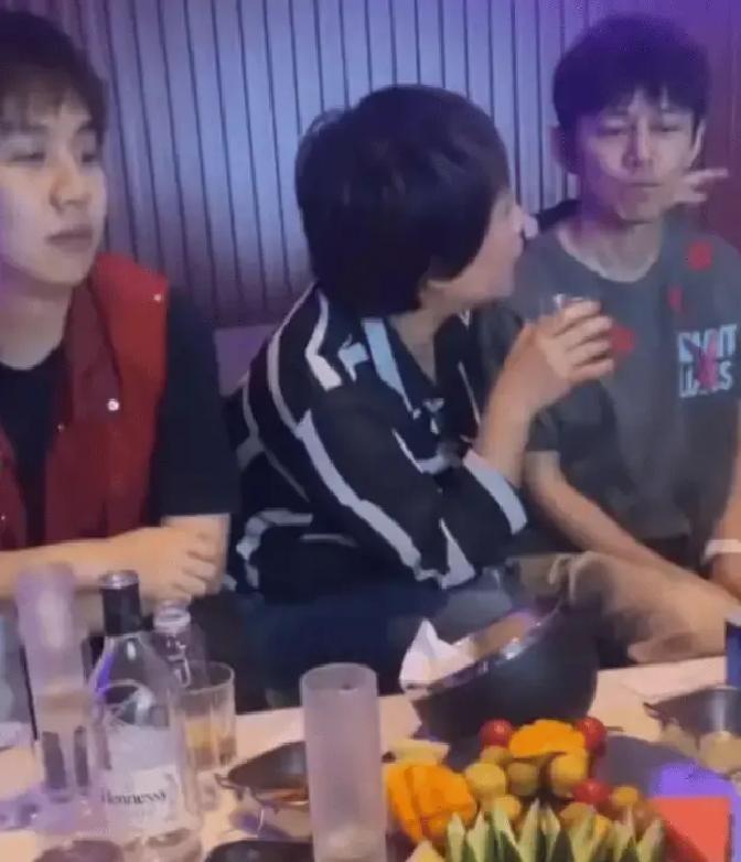 何炅被拍到在KTV跟一位女老板挨着坐，红酒一杯接一杯，肩膀还被搭了几下，照片里他