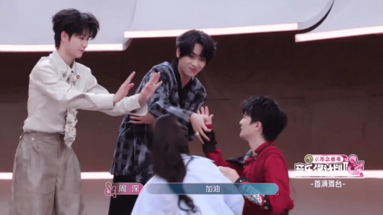 周深像来斗牛的周深穿的这一身红彤彤的造型，好喜庆，怪不得张靓颖说感觉这一身穿着像