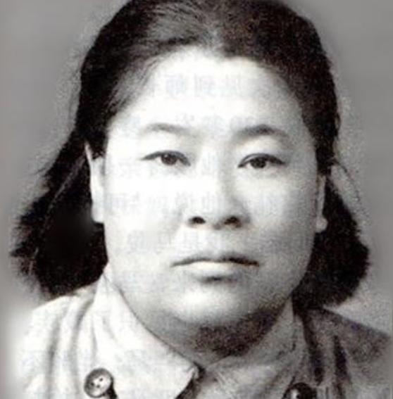 1933年，许世友听说部队有一位武当出身的女侠，便想要切磋一番，他迈着自信的步伐