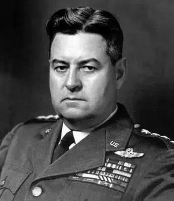 1944年，美军轰炸了东京半年，收效却不大，李梅上任后，突然想到一个办法：“别用