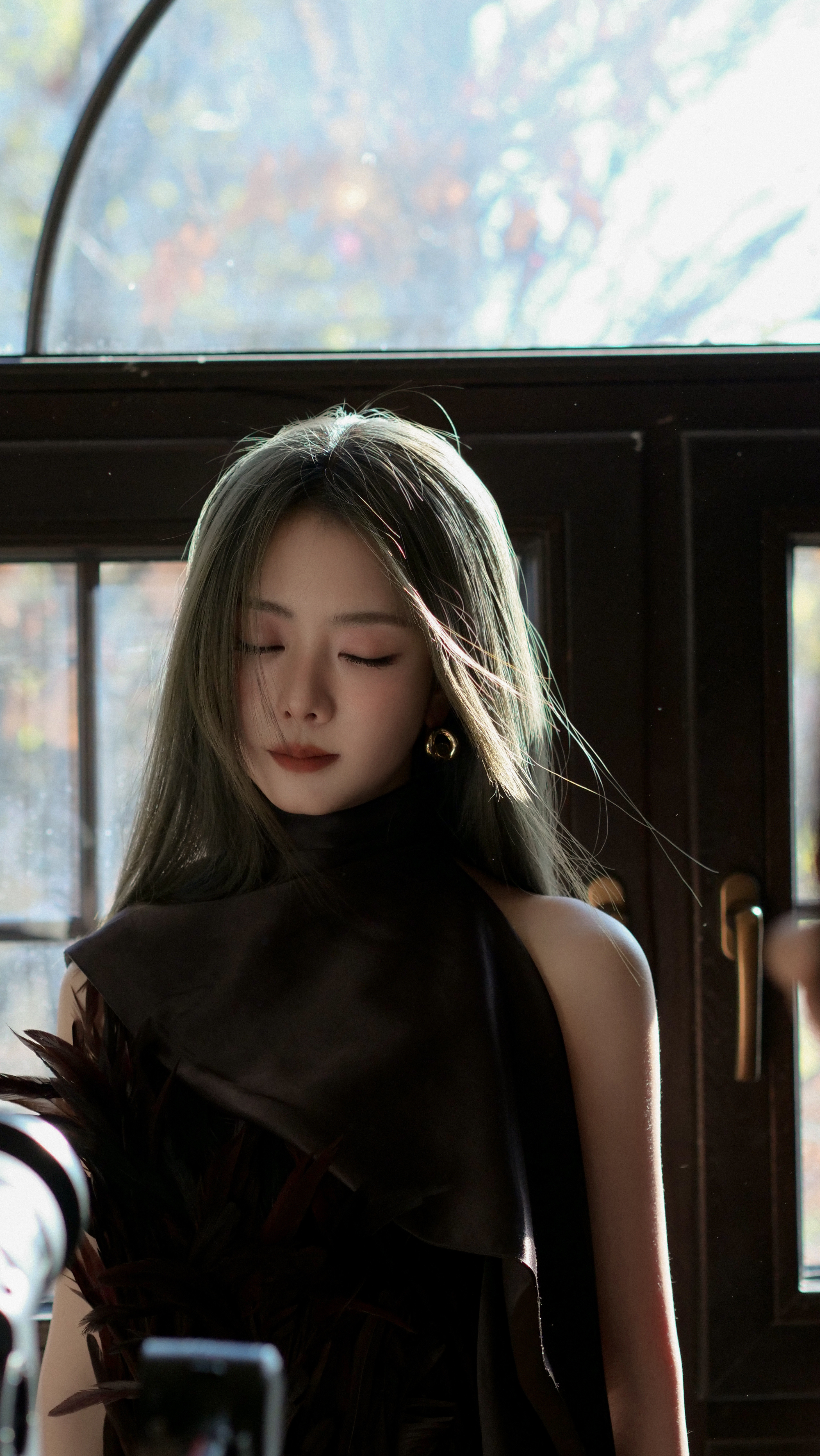 谭松韵专注当下，方明晰自我。两小姐的从容，源于内心的笃定自洽。谭松韵风尚志封面